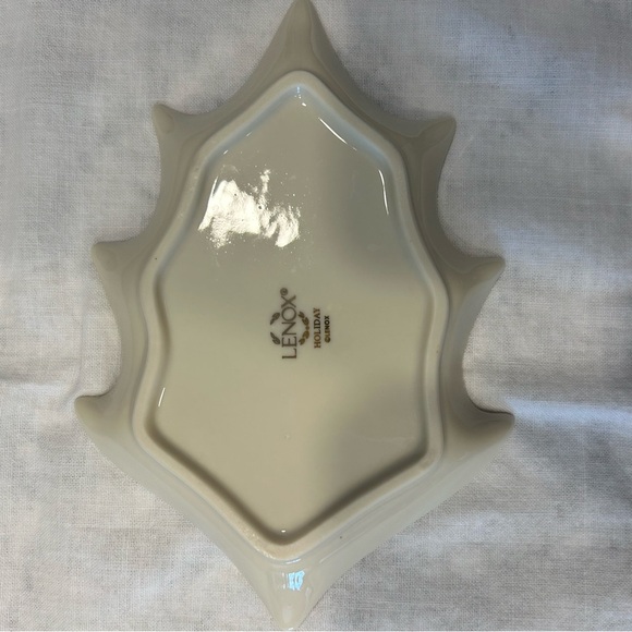 Lenox Holiday Pattern Holly Leaf Shaped Ivory Dish Gold Trim 7 x 4.5 NICE! - Picture 3 of 5